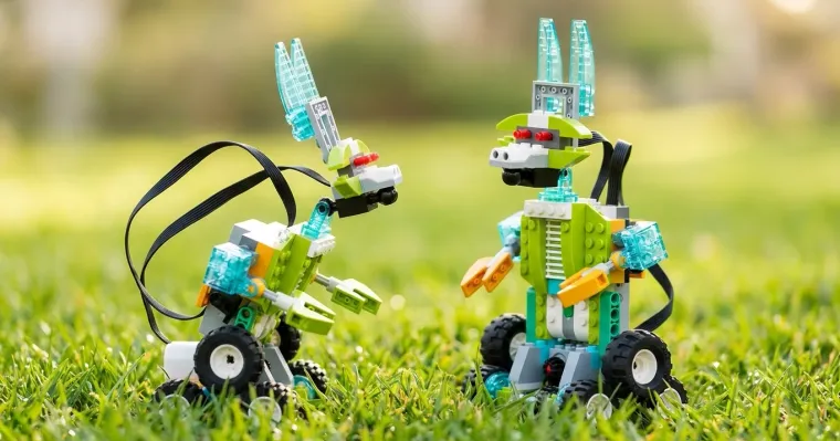 Две собранные модели роботов из конструктора РобоГуру, совместимого с WeDo 2.0, на траве