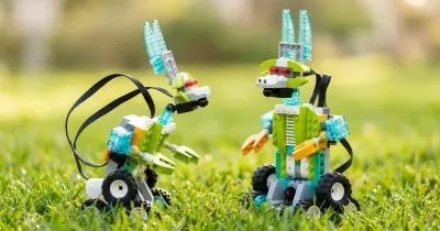 Две собранные модели роботов из конструктора РобоГуру, совместимого с WeDo 2.0, на траве