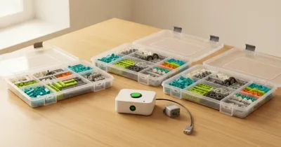 Три набора для детской робототехники на столе: оригинальный WeDo 2.0, копия и совместимый набор