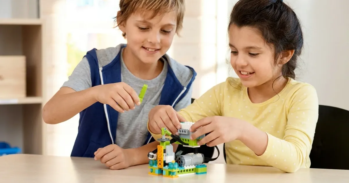 Двое детей собирают модель робота из набора WeDo 2.0