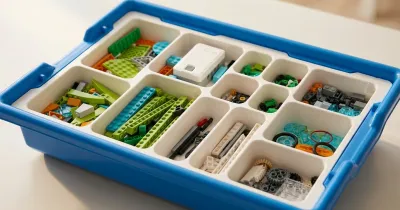 Базовый конструктор РобоГуру, совместимый с WeDo 2.0, в синей коробке с сортировочными лотками