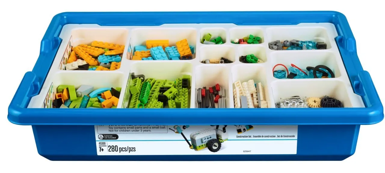 Открытый конструктор РобоГуру, совместимый с WeDo 2.0, с деталями, разложенными по лоткам контейнера