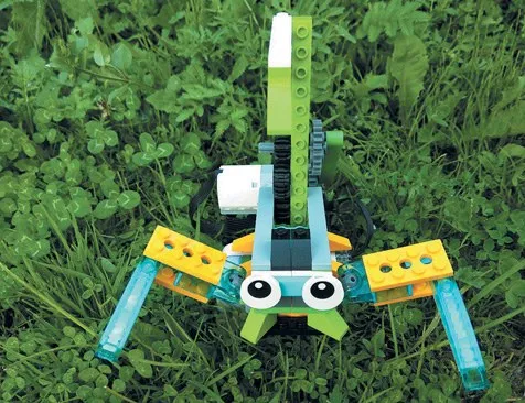 Робот-скорпион, собранный ребёнком из конструктора РобоГуру, совместимого с WeDo 2.0, с наклейками в виде глаз